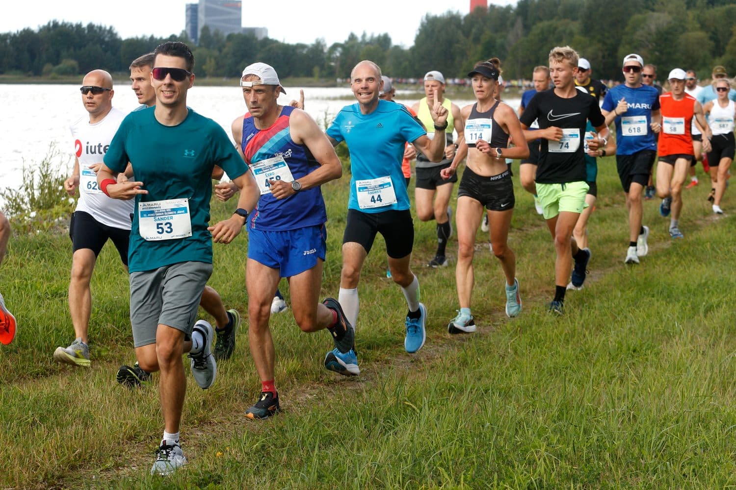В субботу забег вокруг озера Юлемисте соберет любителей бега на уникальном круговом маршруте
